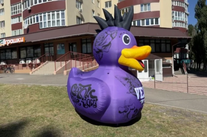 Человек машет на дороге- фото № 5