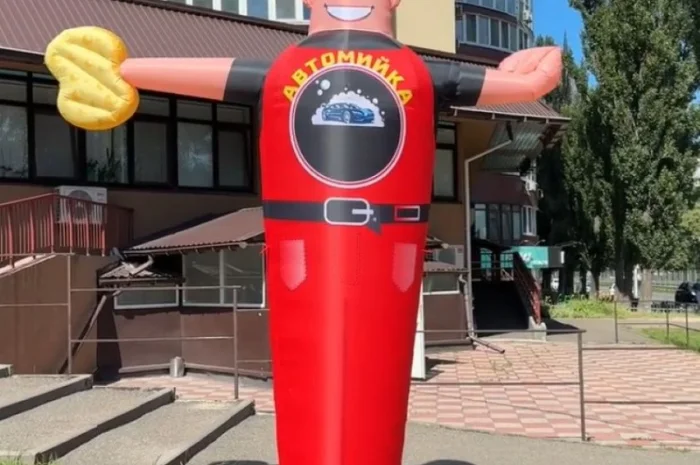 Человек машет на дороге- фото № 3