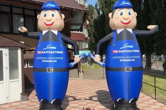 Человек машет на дороге- фото № 17