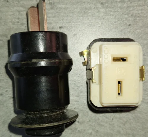 Двухполюсная вилка и розетка (10А 42В)- фото № 1