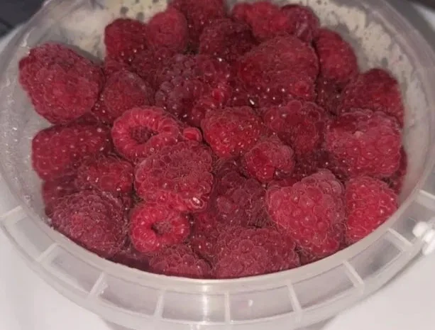 Заморожені ягоди смородина малина вишня- фото № 1