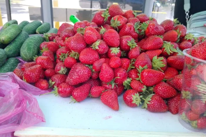 Свіжа клубніка, черешня, малина- фото № 2