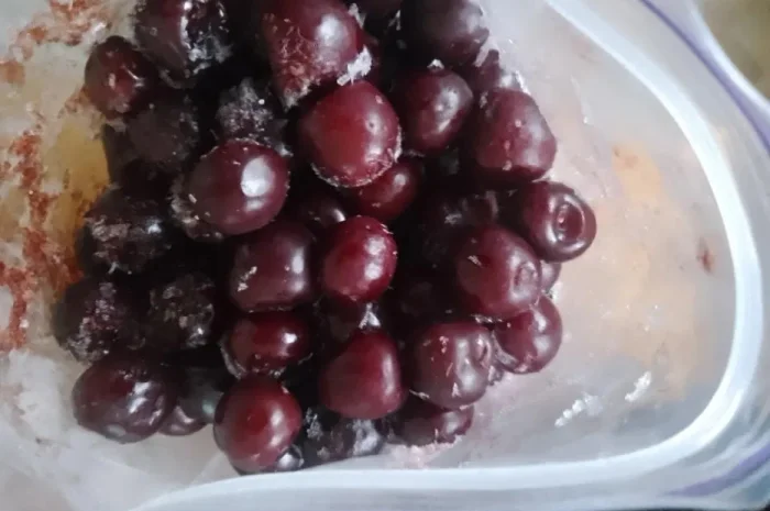 Свежемороженые ягоды черешни и вишни- фото № 1