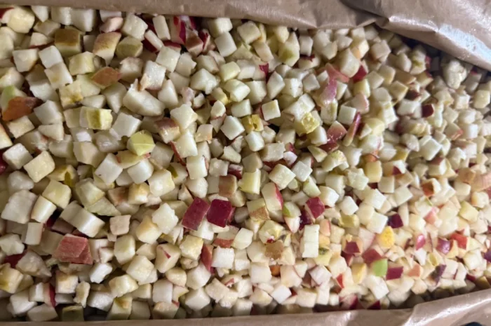 Пропонується заморожене яблуко кубиками зі шкірою- фото № 1