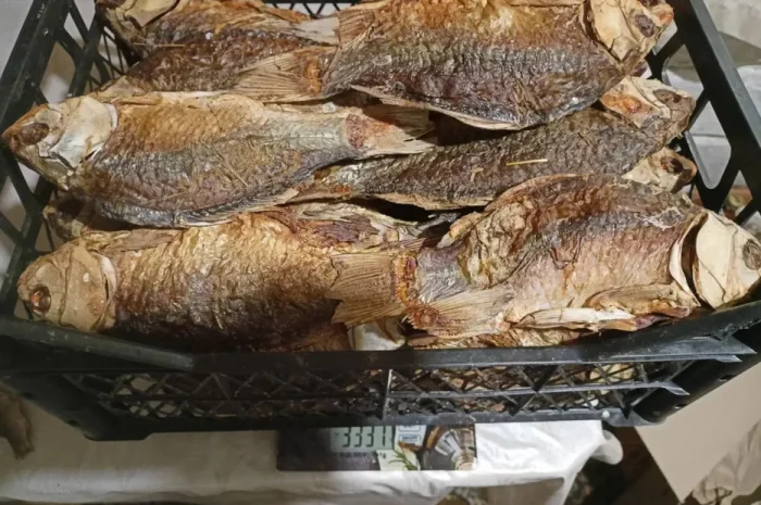Карась сушений печений в печі на соломі- фото № 1