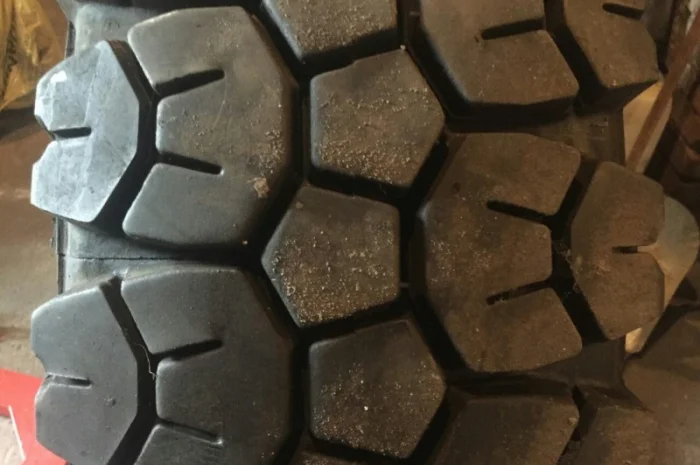 Скаты шины R24 14 на различную спецтехнику продажа в Украине- фото № 1