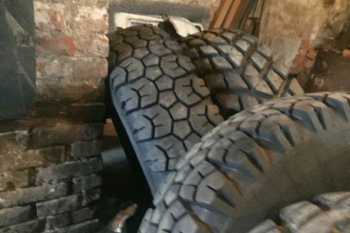 Скаты шины R24 14 на различную спецтехнику продажа в Украине- фото № 2