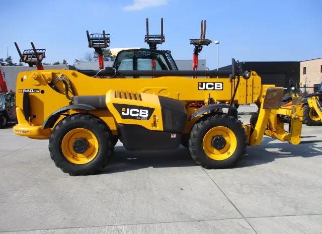 Телескопический погрузчик JCB 540-170. Строительная техника- фото № 6