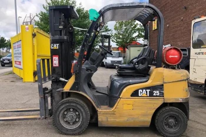 Вилочный погрузчик Caterpillar GP25- фото № 1