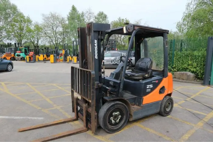 Вилочный погрузчик Doosan D25S-5- фото № 1
