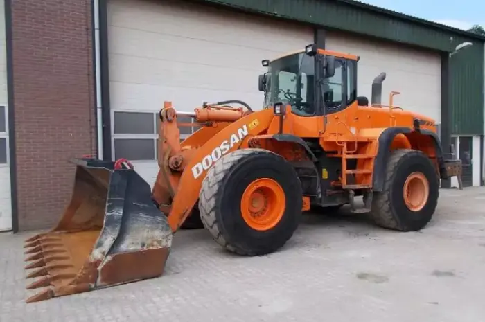 Фронтальный погрузчик Doosan DL 400- фото № 1