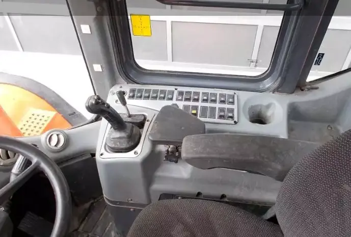 Фронтальный погрузчик Doosan DL 400- фото № 9