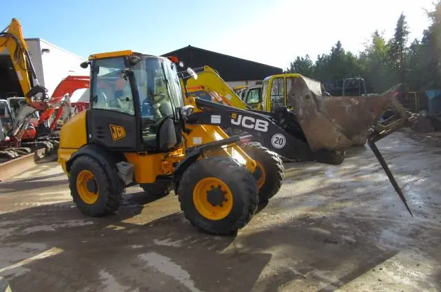 Фронтальный погрузчик JCB 409 2013 года- фото № 1