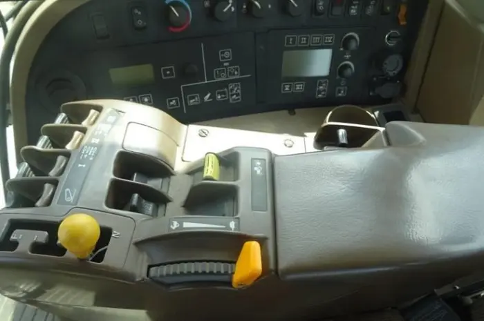 Колёсный трактор John Deere- 8430- фото № 2