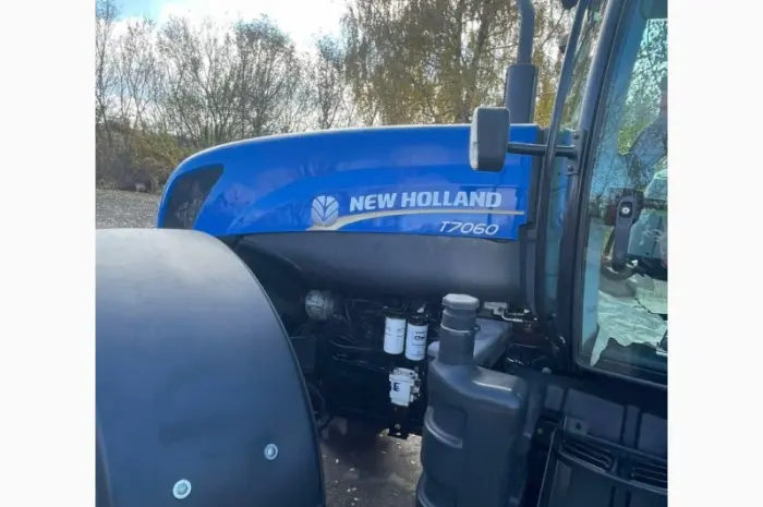 Трактор колісний New Holland T7060- фото № 8