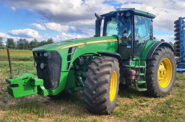 Трактор колісний John Deere 8430- фото № 1