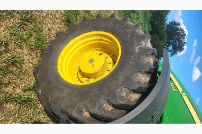 Трактор колісний John Deere 8430- фото № 10