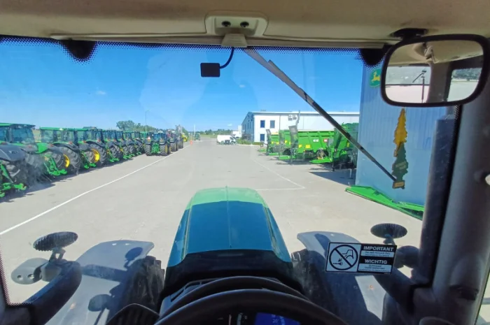 Трактор John Deere 6215R- фото № 7