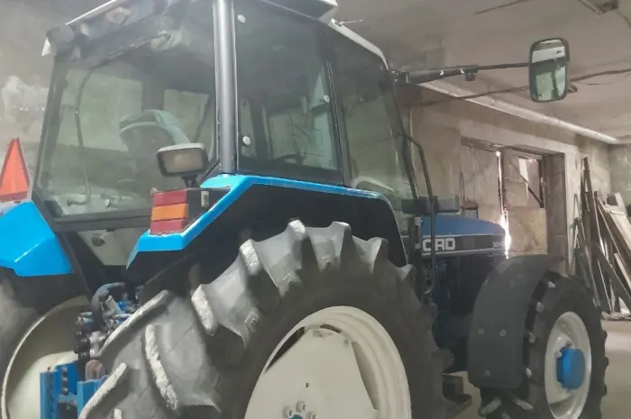 Трактор Ford 8240 1993- фото № 8