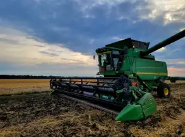 Зображення для оголошення Услуги по уборке урожая комбайном John Deere