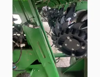 Зображення для оголошення Очиститель рядка на сеялку John Deere 1745