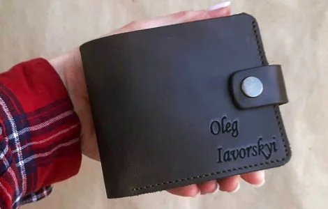 Шкіряний гаманець із затискачем для грошей та гравіюванням