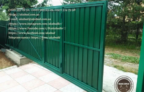 Откатні ворота з профнастилу. Ковані откатні ворота
