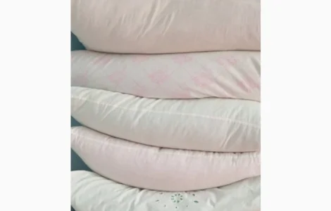 Заготовляю пір' я пух свіже подушки