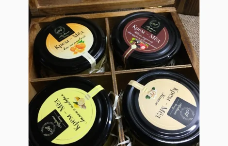 Жіночі подарункові набори з крем-медом