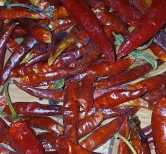 Перец красный острый сушеный и свежий