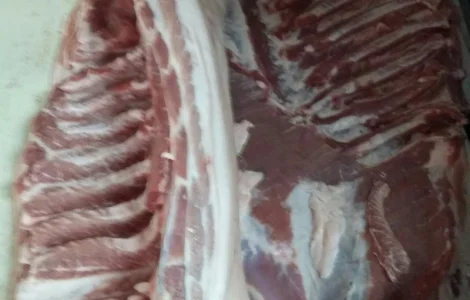 Грудинка свиняча на шкірі без кості