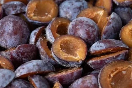 Слива без кісточки, заморожена, ящик 10 кг