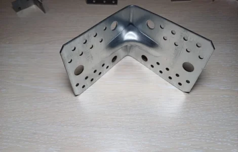 Кутник універсальний оцинкований з ребром жорсткості 145×145×95 (2