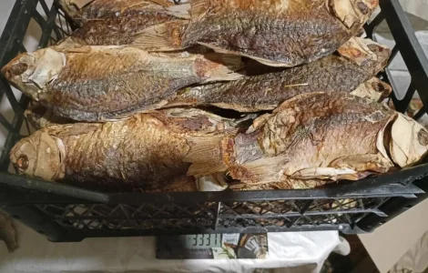 Карась сушеный печеный в печи на соломе