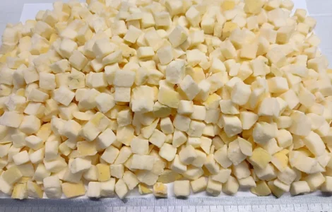 Заморожене яблуко кубиками для компотів та випічки