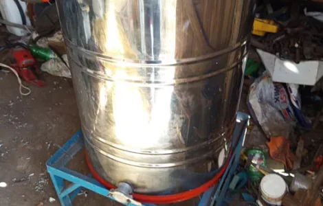Продам медогонку поворотную на 4 рамки