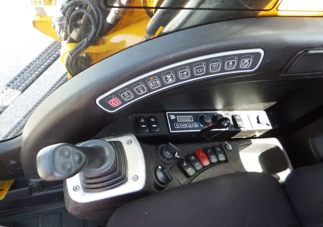Колесный экскаватор JCB JC 200 W - фото № 12