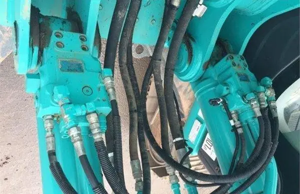 Гусеничный экскаватор Kobelco SK210LC - фото № 10