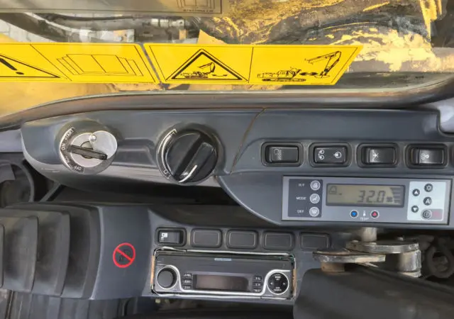 Гусеничный экскаватор New Holland E265B - фото № 8