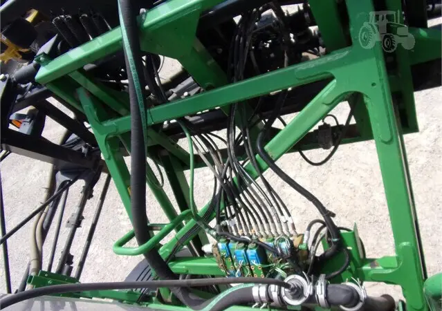 Самоходный опрыскиватель John Deere 4830 - фото № 12