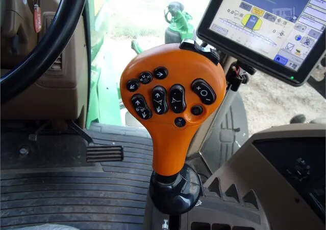Самоходный опрыскиватель John Deere 4830 - фото № 5