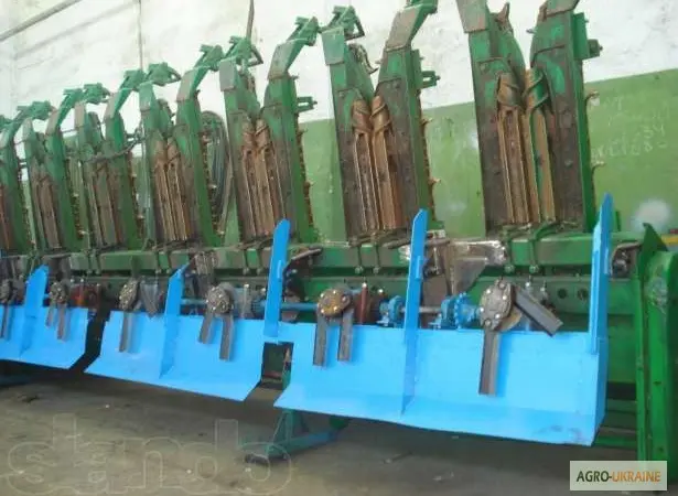 Установка измельчителя на кукурузную жатку John Deere - фото № 3