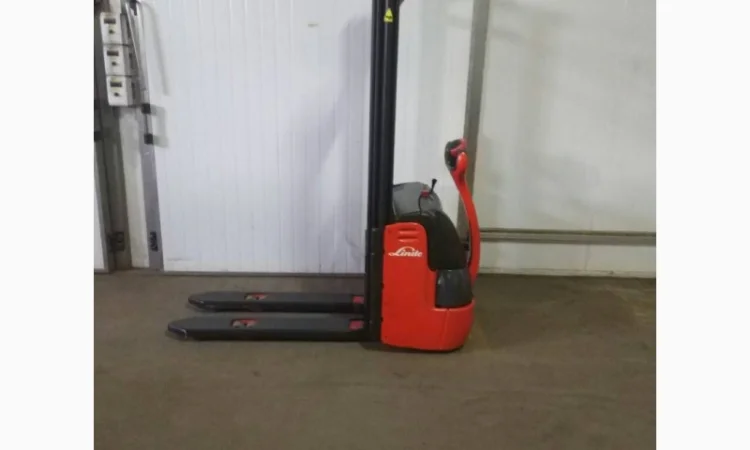 Погрузчик штабелер электрический самоходный Linde L10 1000кг 3300мм - фото № 7