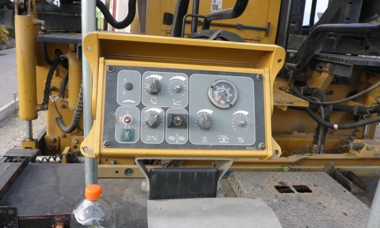 Асфальтоукладчик Caterpillar AP655D в продаже - фото № 9