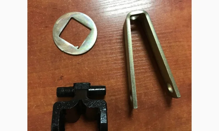 Кронштейн стойки культиватора John Deere в сборе ( пешка + кольцо ) - фото № 1