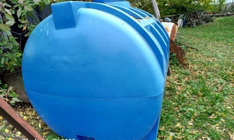 Продается пластиковая емкость объемом 3000 л - фото № 4