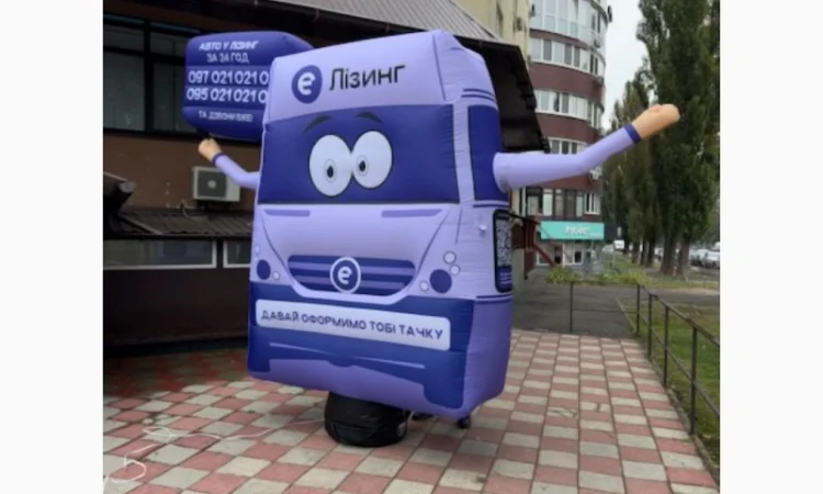 Человек машет на дороге - фото № 7