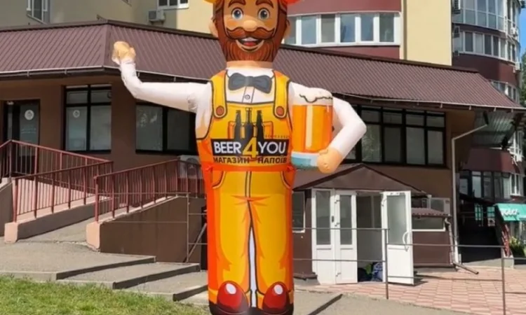 Человек машет на дороге - фото № 6