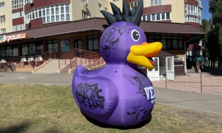 Человек машет на дороге - фото № 5