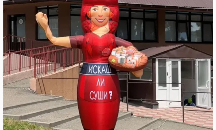 Человек машет на дороге - фото № 4